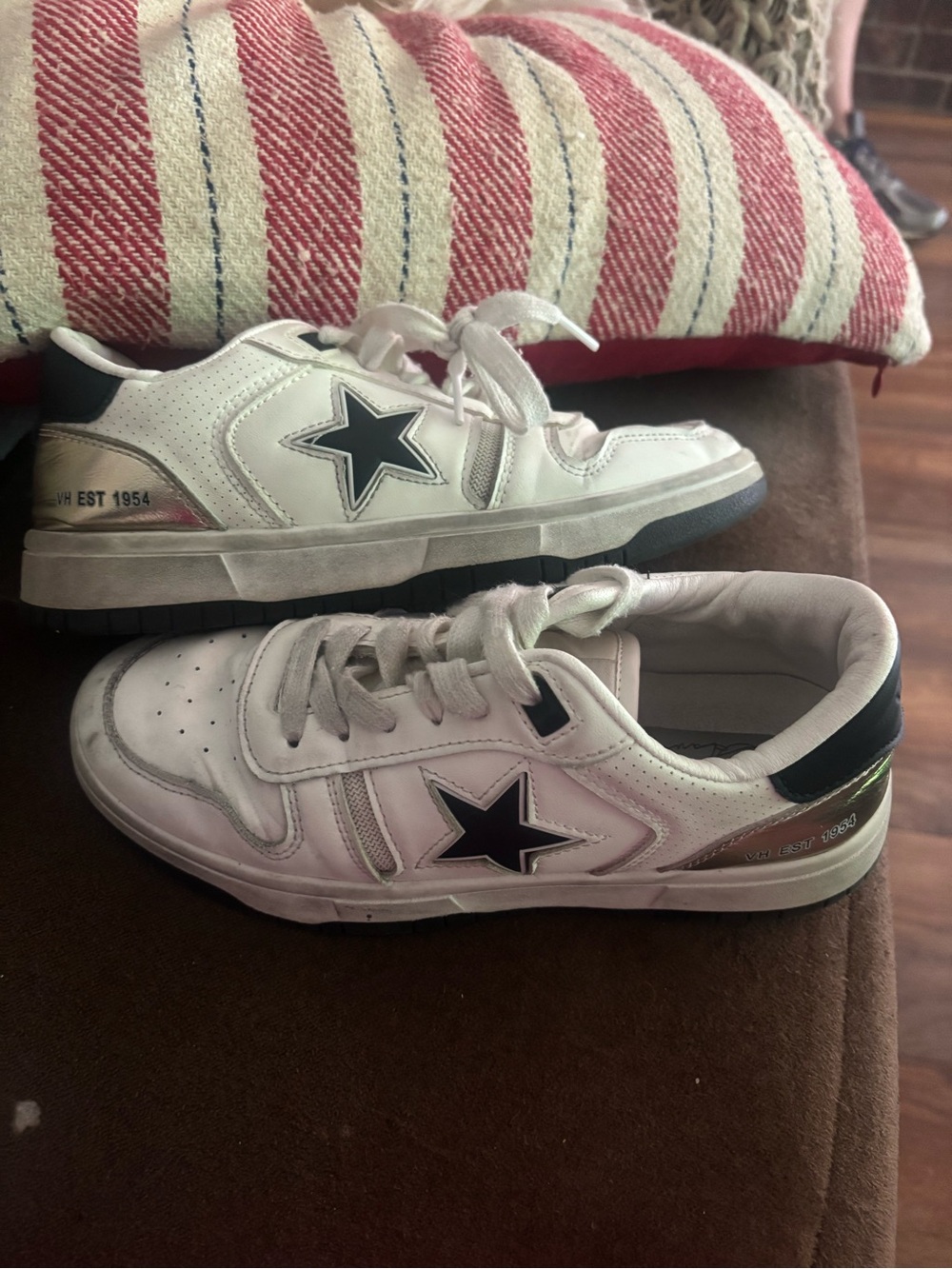 Vintage Havana women’s White Sneakers with Black Star Accent - size 7